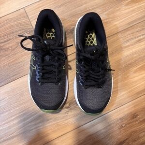 GIRL'S  ASICS SIZE 3.5